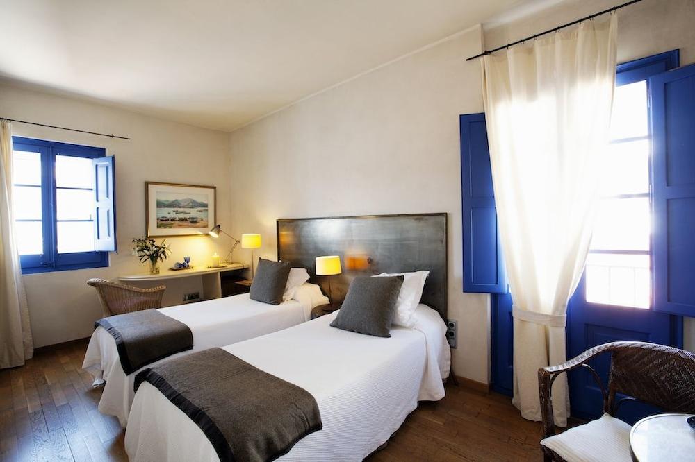 Hostal De La Placa Кабрилс Экстерьер фото