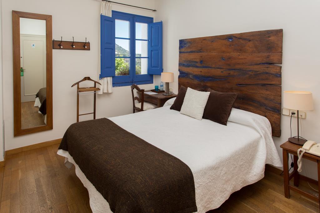 Hostal De La Placa Кабрилс Экстерьер фото